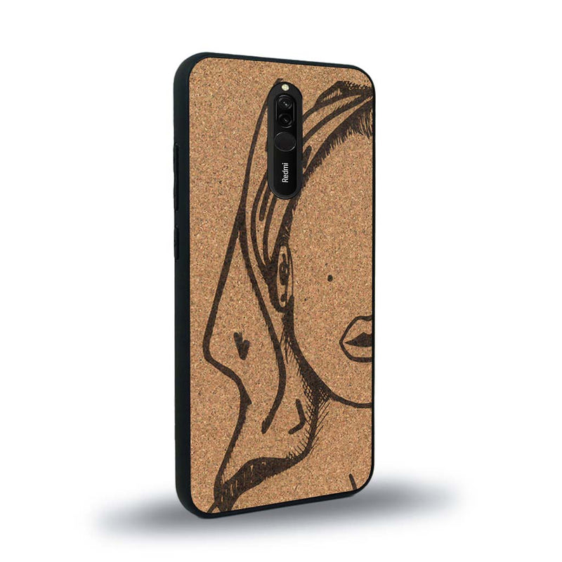 Coque de protection en bois véritable fabriquée en France pour Xiaomi Redmi 8 représentant une silhouette féminine épurée de type line art en collaboration avec l'artiste Maud Dabs