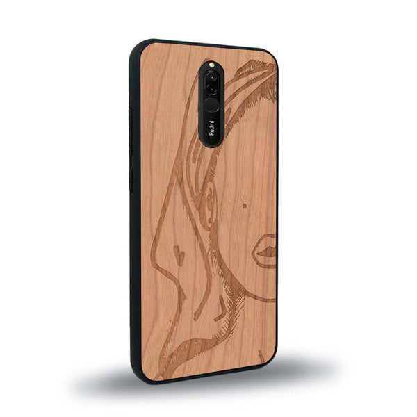 Coque de protection en bois véritable fabriquée en France pour Xiaomi Redmi 8 représentant une silhouette féminine épurée de type line art en collaboration avec l'artiste Maud Dabs