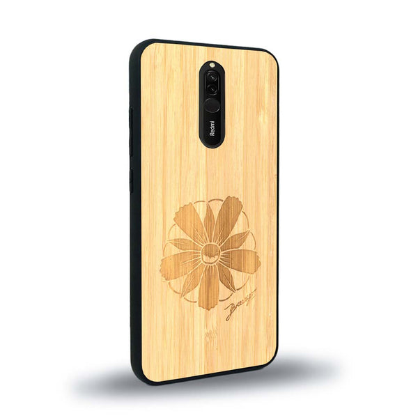 Coque de protection en bois véritable fabriquée en France pour Xiaomi Redmi 8 sur le thème des fleurs et de la montagne avec un motif de gravure représentant les pétales d'une fleur des montagnes