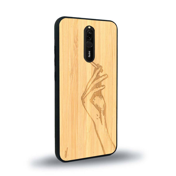 Coque de protection en bois véritable fabriquée en France pour Xiaomi Redmi 8 représentant une main de femme tenant une cigarette de type line art en collaboration avec l'artiste Maud Dabs
