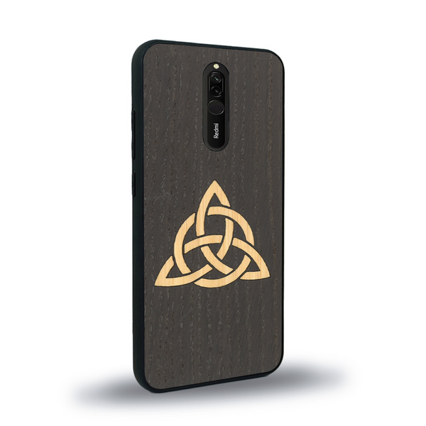 Coque de protection en bois véritable fabriquée en France pour Xiaomi Redmi 8 alliant du chêne fumé et du bambou représentant une triquetra