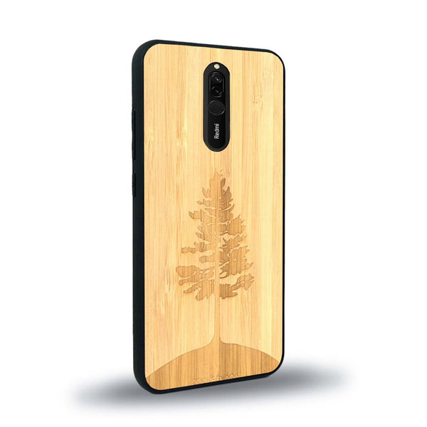 Coque de protection en bois véritable fabriquée en France pour Xiaomi Redmi 8 sur le thème de la nature, de la fôret et de l'écoresponsabilité avec une gravure représentant un arbre 