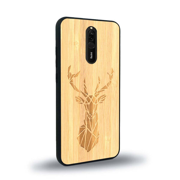 Coque de protection en bois véritable fabriquée en France pour Xiaomi Redmi 8 sur le thème de la nature et des animaux représentant une tête de cerf gométrique avec un design moderne et minimaliste