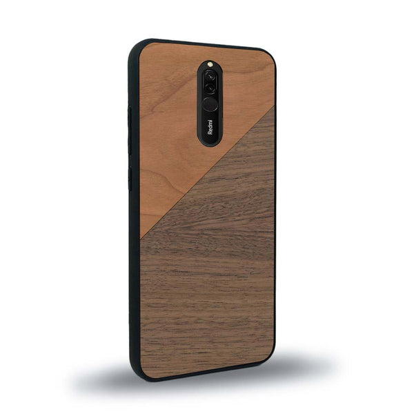 Coque de protection en bois véritable fabriquée en France pour Xiaomi Redmi 8 alliant du merisier et du noyer formant chacun un triangle avec une jointure en diagonale sur le thème de l'art abstrait