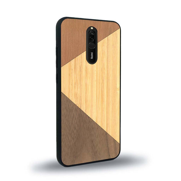 Coque de protection en bois véritable fabriquée en France pour Xiaomi Redmi 8 alliant du merisier, du noyer et du bambou formant chacun deux triangles et un trapèze avec deux jointures en diagonale sur le thème de l'art abstrait