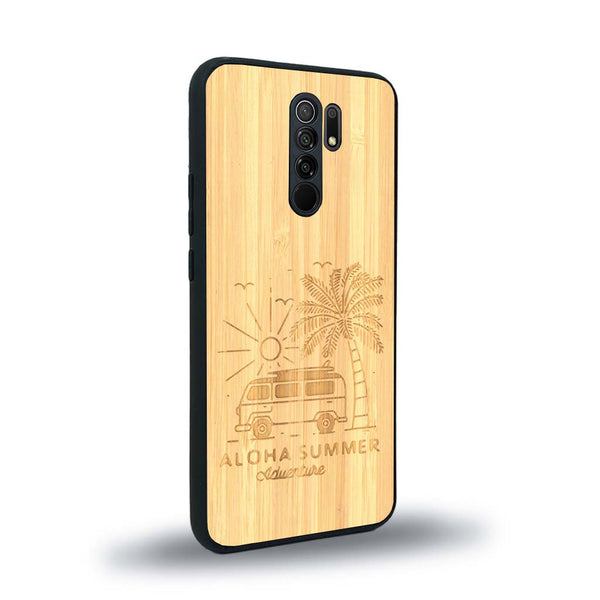 Coque de protection en bois véritable fabriquée en France pour Xiaomi Redmi 9 sur le thème de la plage, de l'été et vanlife.