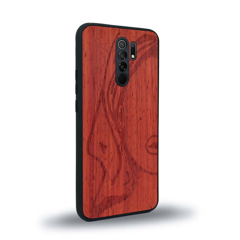 Coque de protection en bois véritable fabriquée en France pour Xiaomi Redmi 9 représentant une silhouette féminine épurée de type line art en collaboration avec l'artiste Maud Dabs