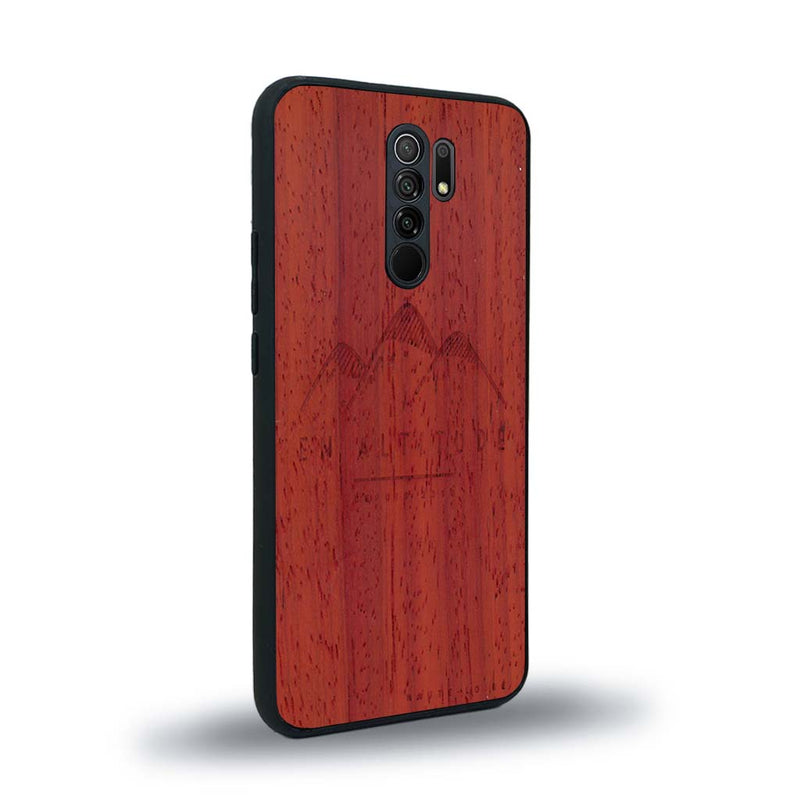 Coque de protection en bois véritable fabriquée en France pour Xiaomi Redmi 9 représentant des montagnes, sur le thème de la randonnée en pleine nature et du trail