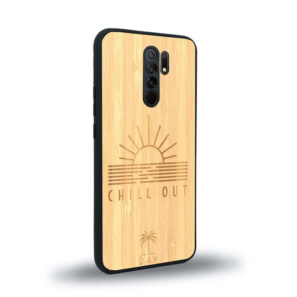Coque de protection en bois véritable fabriquée en France pour Xiaomi Redmi 9 sur le thème chill avec un motif représentant un couché de soleil sur l'océan et la phrase "Chill out"