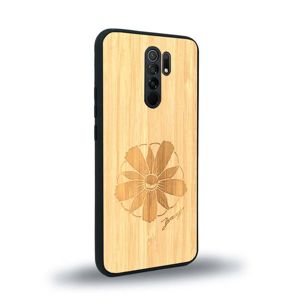Coque de protection en bois véritable fabriquée en France pour Xiaomi Redmi 9 sur le thème des fleurs et de la montagne avec un motif de gravure représentant les pétales d'une fleur des montagnes