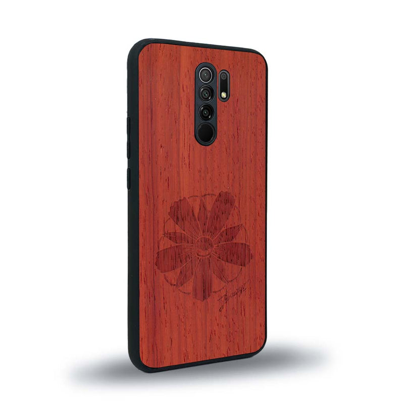 Coque de protection en bois véritable fabriquée en France pour Xiaomi Redmi 9 sur le thème des fleurs et de la montagne avec un motif de gravure représentant les pétales d'une fleur des montagnes