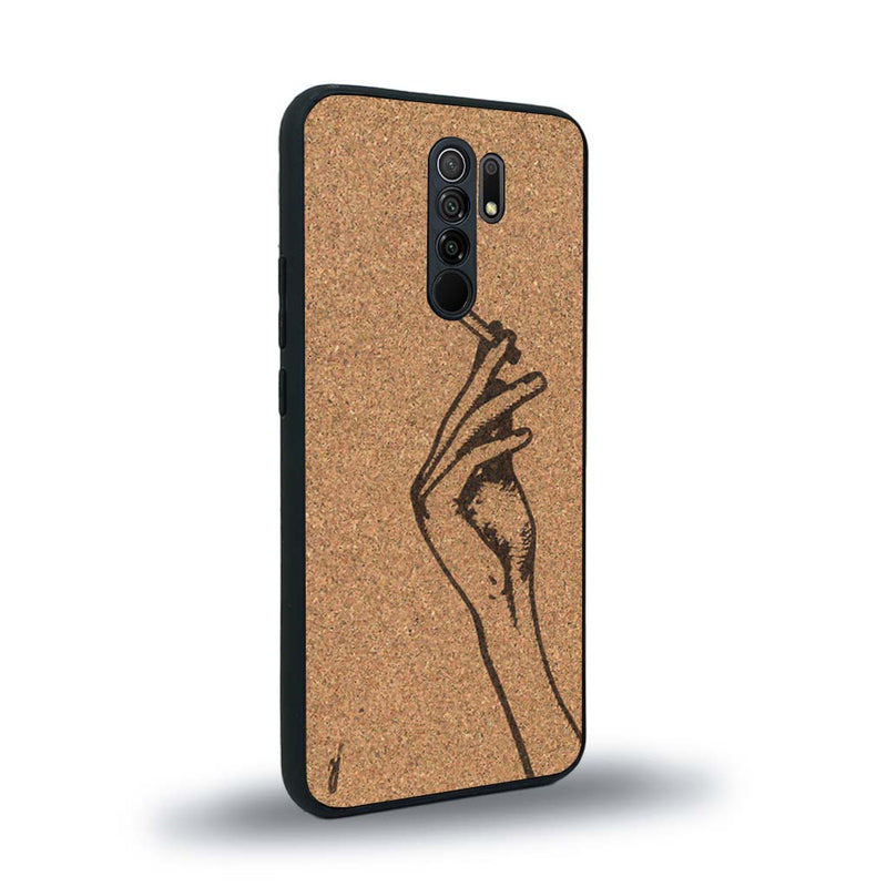 Coque de protection en bois véritable fabriquée en France pour Xiaomi Redmi 9 représentant une main de femme tenant une cigarette de type line art en collaboration avec l'artiste Maud Dabs