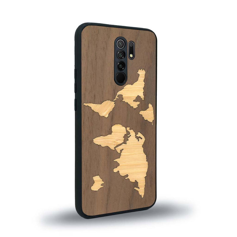 Coque de protection en bois véritable fabriquée en France pour Xiaomi Redmi 9 alliant du bambou et du noyer sur le thème du voyage et de l'aventure représentant une mappemonde