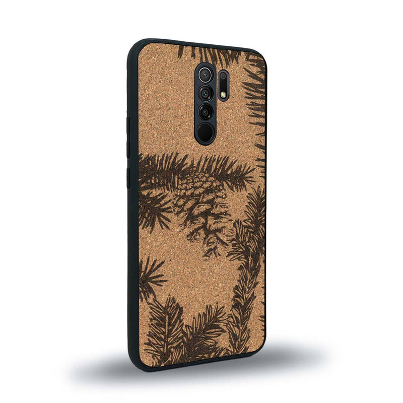 Coque de protection en bois véritable fabriquée en France pour Xiaomi Redmi 9 sur le thème de la nature des arbres avec un motif de gravure représentant des épines de sapin et des pommes de pin