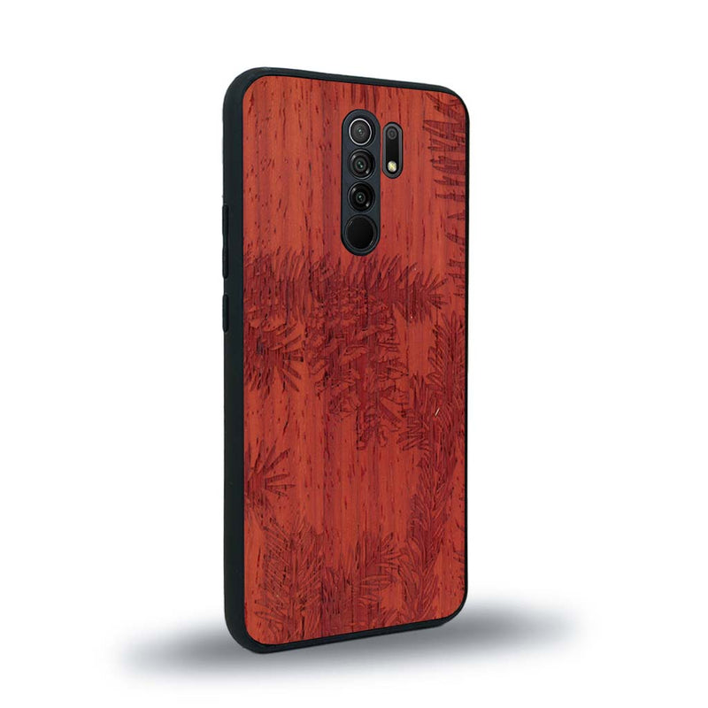 Coque de protection en bois véritable fabriquée en France pour Xiaomi Redmi 9 sur le thème de la nature des arbres avec un motif de gravure représentant des épines de sapin et des pommes de pin