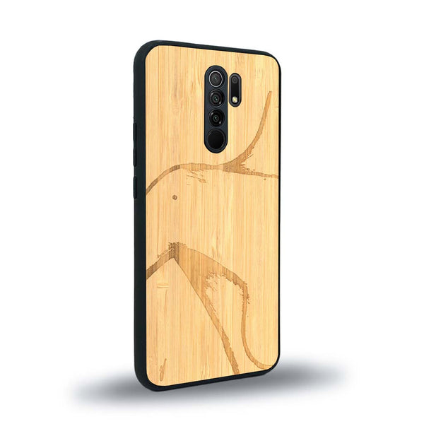 Coque de protection en bois véritable fabriquée en France pour Xiaomi Redmi 9 représentant une silhouette féminine dessinée à la main par l'artiste Maud Dabs