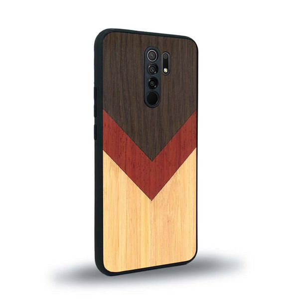 Coque de protection en bois véritable fabriquée en France pour Xiaomi Redmi 9 alliant du chêne fumé, du padouk et du bambou en forme de chevron sur le thème de l'art abstrait
