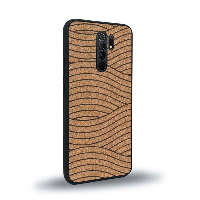 Coque de protection en bois véritable fabriquée en France pour Xiaomi Redmi 9 avec un motif moderne et minimaliste sur le thème waves et wavy représentant les vagues de l'océan