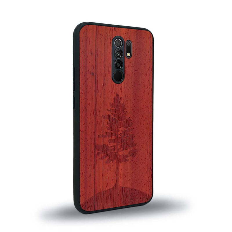 Coque de protection en bois véritable fabriquée en France pour Xiaomi Redmi 9 sur le thème de la nature, de la fôret et de l'écoresponsabilité avec une gravure représentant un arbre 