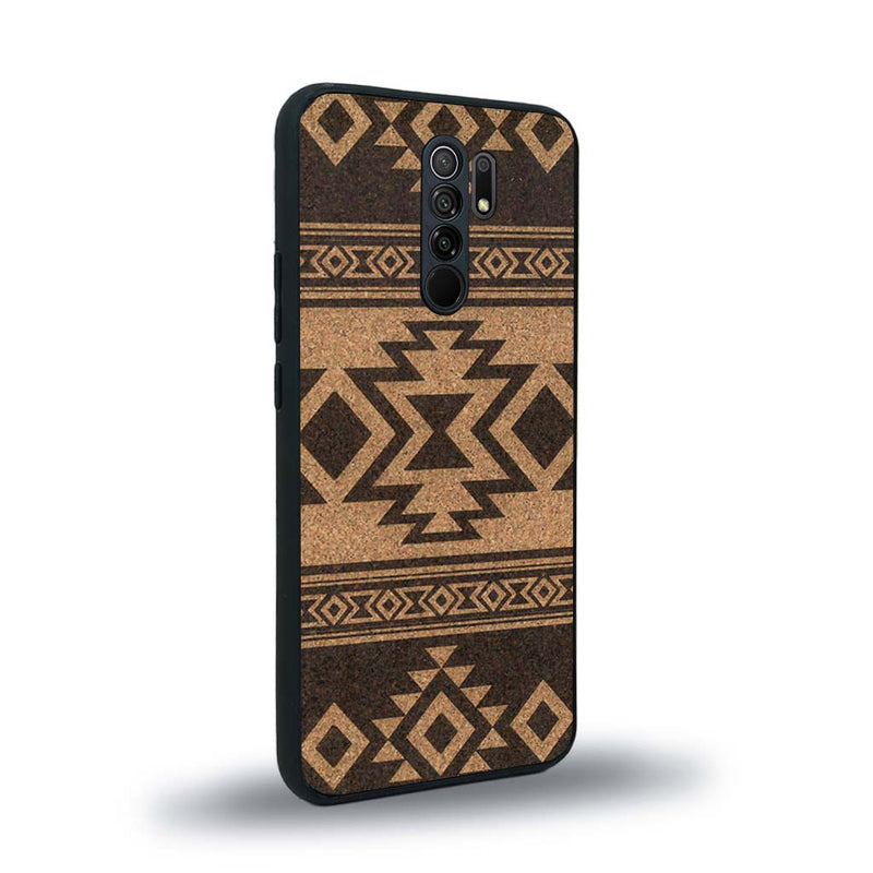Coque de protection en bois véritable fabriquée en France pour Xiaomi Redmi 9 avec des motifs géométriques s'inspirant des temples aztèques, mayas et incas
