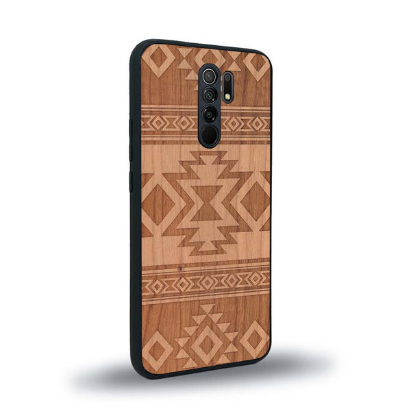 Coque de protection en bois véritable fabriquée en France pour Xiaomi Redmi 9 avec des motifs géométriques s'inspirant des temples aztèques, mayas et incas