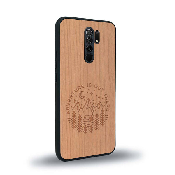Coque de protection en bois véritable fabriquée en France pour Xiaomi Redmi 9 sur le thème du camping en pleine nature et du bivouac avec la phrase "Aventure is out there"