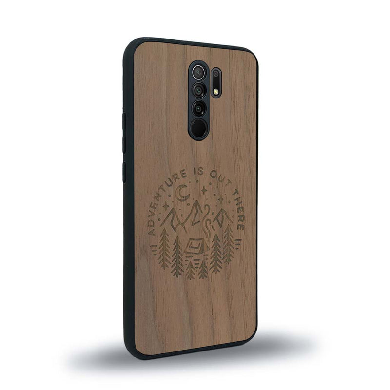 Coque de protection en bois véritable fabriquée en France pour Xiaomi Redmi 9 sur le thème du camping en pleine nature et du bivouac avec la phrase "Aventure is out there"