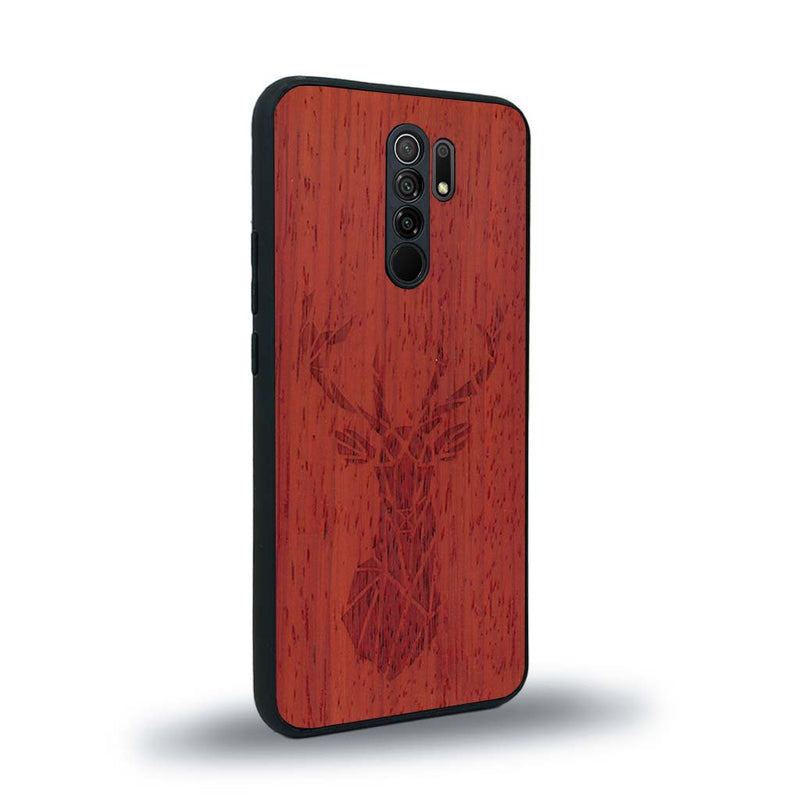 Coque de protection en bois véritable fabriquée en France pour Xiaomi Redmi 9 sur le thème de la nature et des animaux représentant une tête de cerf gométrique avec un design moderne et minimaliste