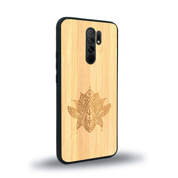 Coque de protection en bois véritable fabriquée en France pour Xiaomi Redmi 9 sur le thème de la nature et du yoga avec une gravure zen représentant une fleur de lotus