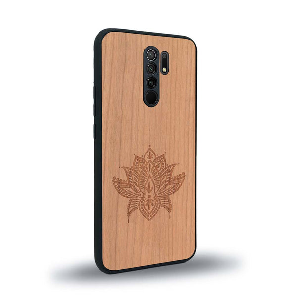Coque de protection en bois véritable fabriquée en France pour Xiaomi Redmi 9 sur le thème de la nature et du yoga avec une gravure zen représentant une fleur de lotus