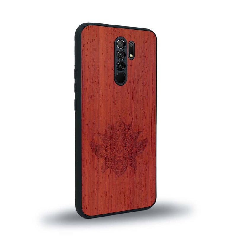 Coque de protection en bois véritable fabriquée en France pour Xiaomi Redmi 9 sur le thème de la nature et du yoga avec une gravure zen représentant une fleur de lotus