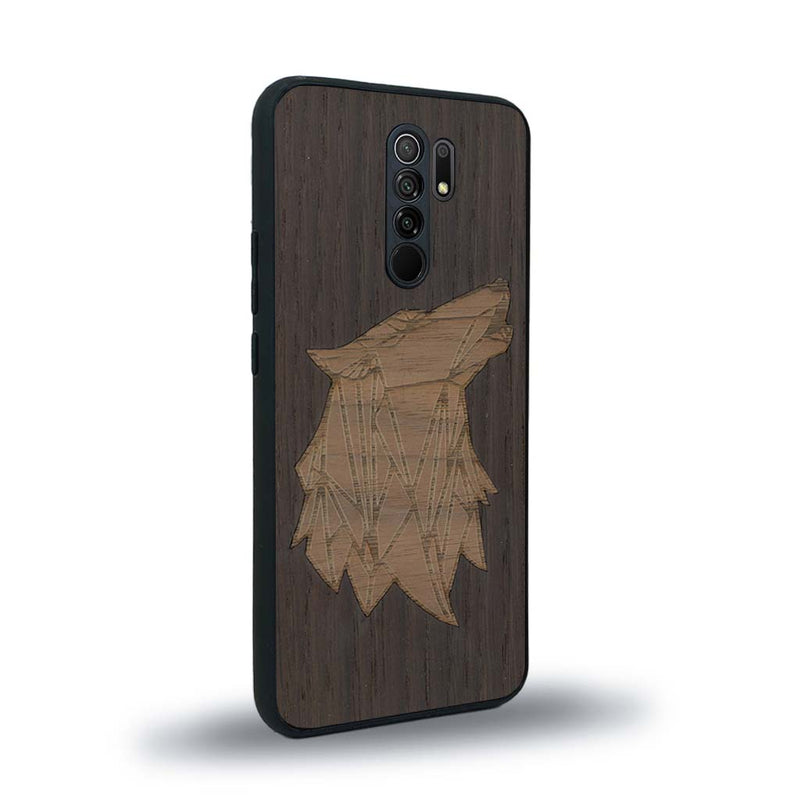 Coque de protection en bois véritable fabriquée en France pour Xiaomi Redmi 9 alliant du chêne fumé et du noyer représentant une tête de loup géométrique de profil sur le thème des animaux et de la nature
