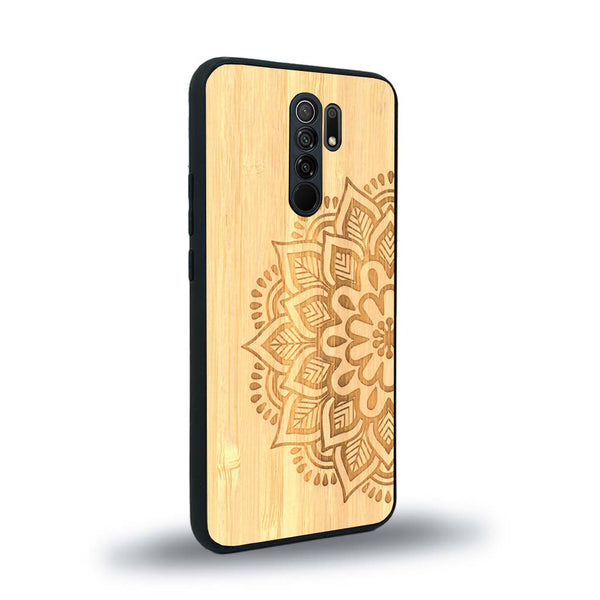 Coque de protection en bois véritable fabriquée en France pour Xiaomi Redmi 9 sur le thème de la bohème et du tatouage au henné avec une gravure représentant un mandala