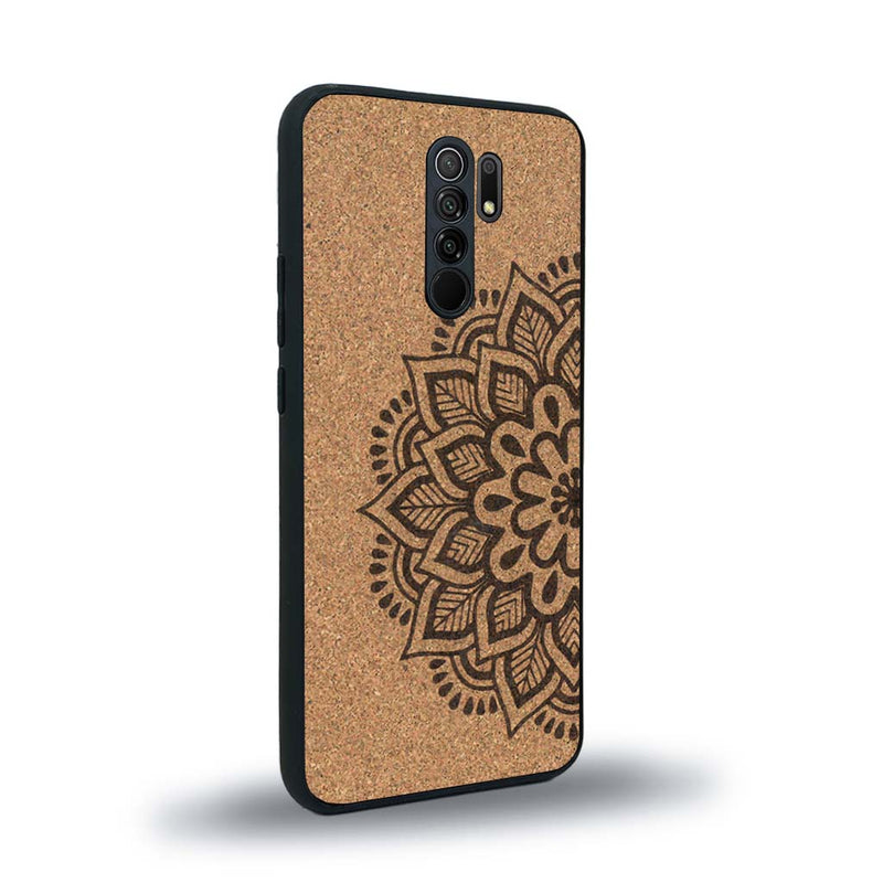 Coque de protection en bois véritable fabriquée en France pour Xiaomi Redmi 9 sur le thème de la bohème et du tatouage au henné avec une gravure représentant un mandala