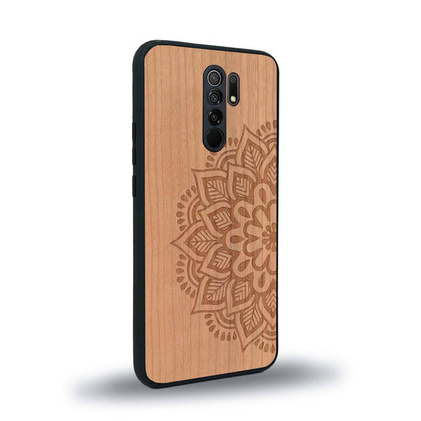 Coque de protection en bois véritable fabriquée en France pour Xiaomi Redmi 9 sur le thème de la bohème et du tatouage au henné avec une gravure représentant un mandala