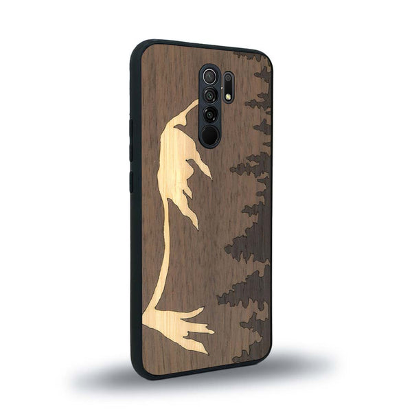 Coque de protection en bois véritable fabriquée en France pour Xiaomi Redmi 9 sur le thème de la nature et de la montagne qui allie du chêne fumé, du noyer et du bambou représentant le mont mézenc