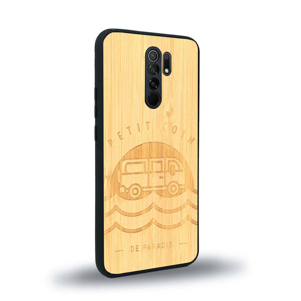 Coque de protection en bois véritable fabriquée en France pour Xiaomi Redmi 9 sur le thème des voyages en vans, vanlife et chill avec une gravure représentant un van vw combi devant le soleil couchant sur une plage avec des vagues