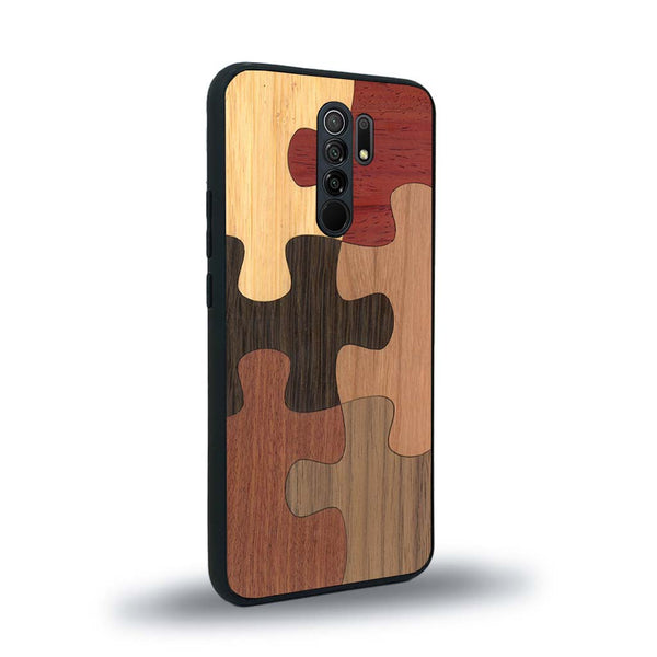 Coque de protection en bois véritable fabriquée en France pour Xiaomi Redmi 9 représentant un puzzle en six pièces qui allie du chêne fumé, du noyer, du bambou, du padouk, du merisier et de l'acajou