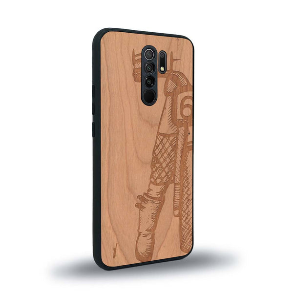 Coque de protection en bois véritable fabriquée en France pour Xiaomi Redmi 9 représentant une vue de face d'une femme sur une moto vintage dessinée à la main par l'artiste Maud Dabs