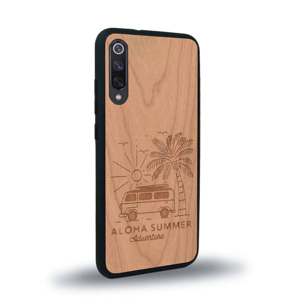 Coque de protection en bois véritable fabriquée en France pour Xiaomi Redmi 9A sur le thème de la plage, de l'été et vanlife.
