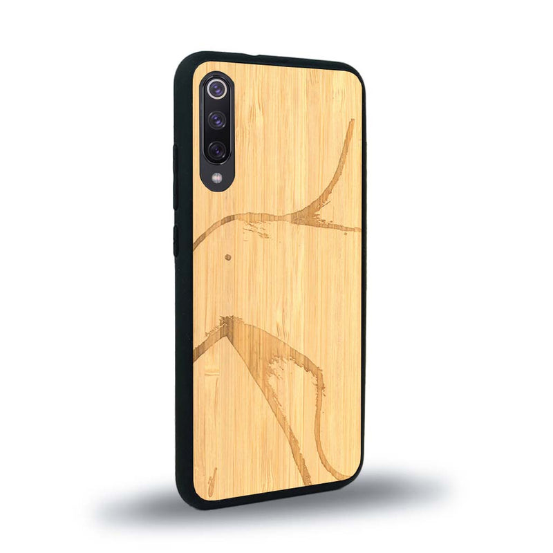 Coque de protection en bois véritable fabriquée en France pour Xiaomi Redmi 9A représentant une silhouette féminine dessinée à la main par l'artiste Maud Dabs