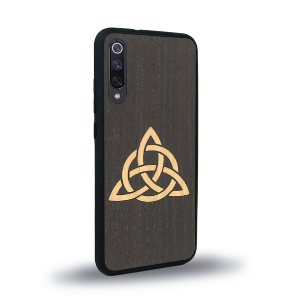 Coque de protection en bois véritable fabriquée en France pour Xiaomi Redmi 9A alliant du chêne fumé et du bambou représentant une triquetra