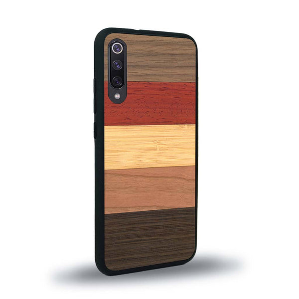 Coque de protection en bois véritable fabriquée en France pour Xiaomi Redmi 9A alliant des bandes horizontales de bambou, merisier, padouk, noyer et chêne fumé