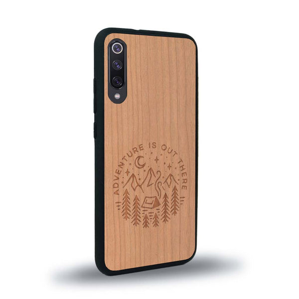Coque de protection en bois véritable fabriquée en France pour Xiaomi Redmi 9A sur le thème du camping en pleine nature et du bivouac avec la phrase "Aventure is out there"