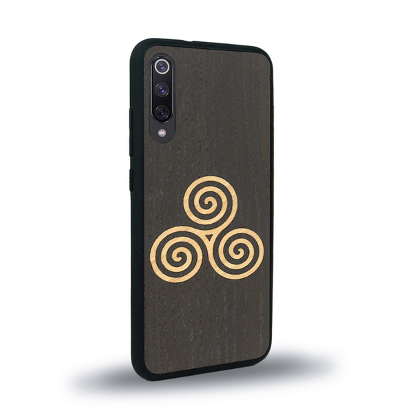 Coque de protection en bois véritable fabriquée en France pour Xiaomi Redmi 9A alliant du chêne fumé et du bambou et doré représentant un triskell