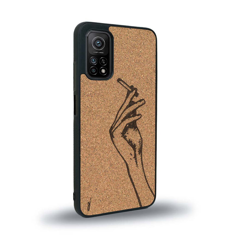 Coque de protection en bois véritable fabriquée en France pour Xiaomi Redmi 9T représentant une main de femme tenant une cigarette de type line art en collaboration avec l'artiste Maud Dabs