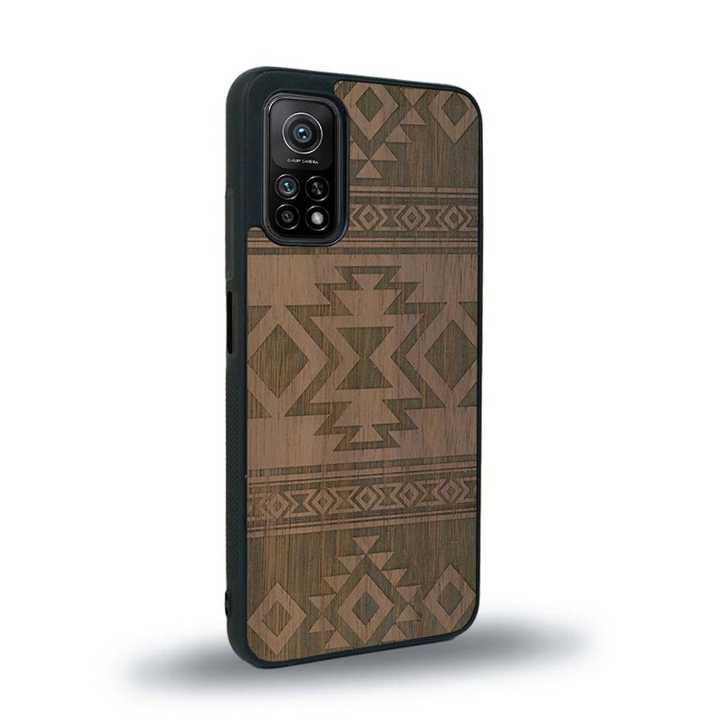 Coque de protection en bois véritable fabriquée en France pour Xiaomi Redmi 9T avec des motifs géométriques s'inspirant des temples aztèques, mayas et incas