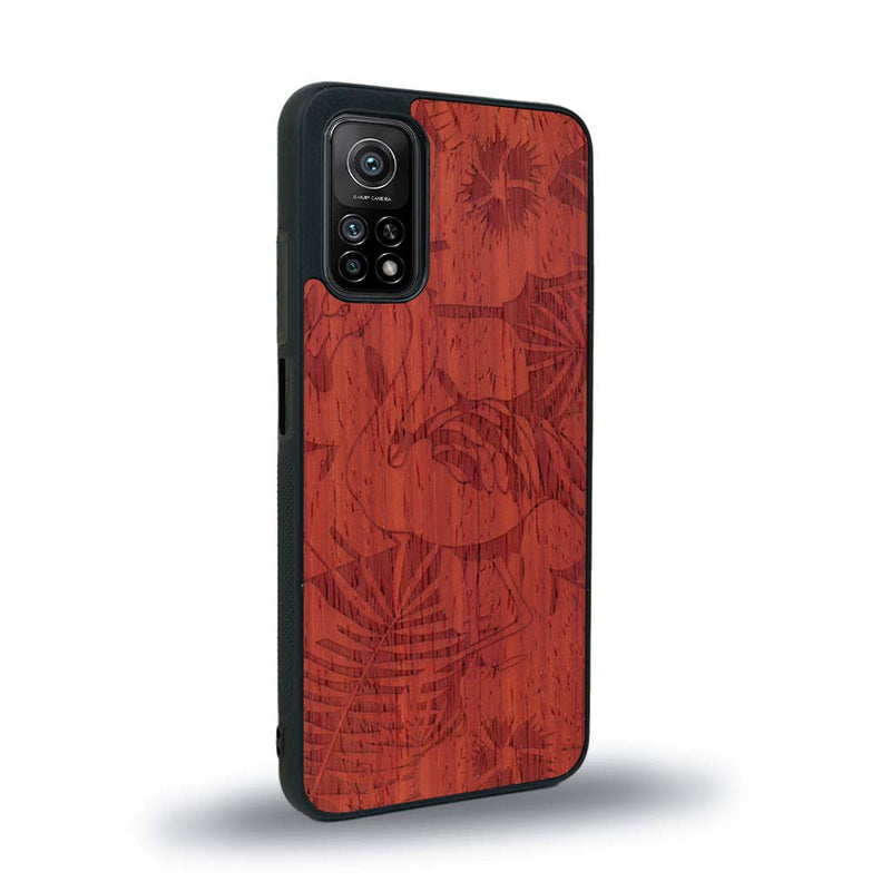 Coque de protection en bois véritable fabriquée en France pour Xiaomi Redmi 9T sur le thème de la nature et des animaux représentant un flamant rose entre des fougères