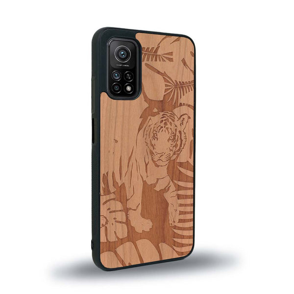 Coque de protection en bois véritable fabriquée en France pour Xiaomi Redmi Note 10 sur le thème de la nature et des animaux représentant un tigre dans la jungle entre des fougères