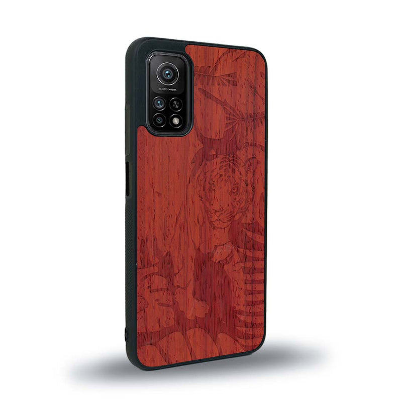 Coque de protection en bois véritable fabriquée en France pour Xiaomi Redmi Note 10 sur le thème de la nature et des animaux représentant un tigre dans la jungle entre des fougères